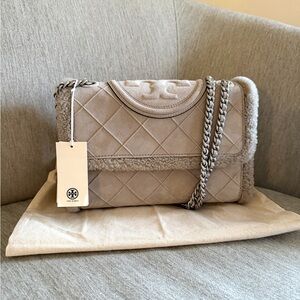 TORY BURCH FLEMING SOFT SHEARLING SUEDE CONVERTIBLE SHOULDER BAG Cotton Grey